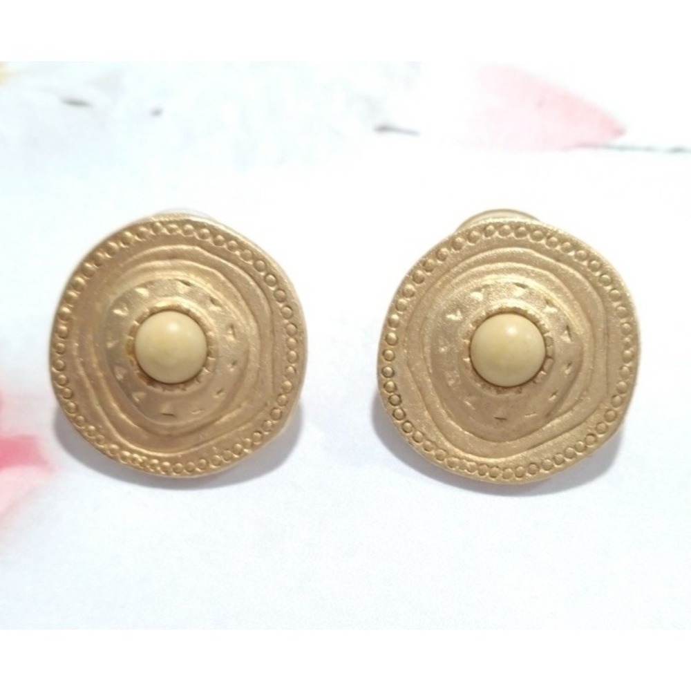 Vintage Medallion Stud Earrings Gold Tone Round Cream Gemstone Retro Mob 80s EC2
